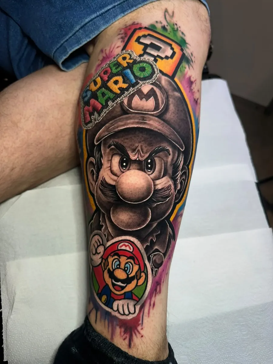 Super Mario colorido na perna