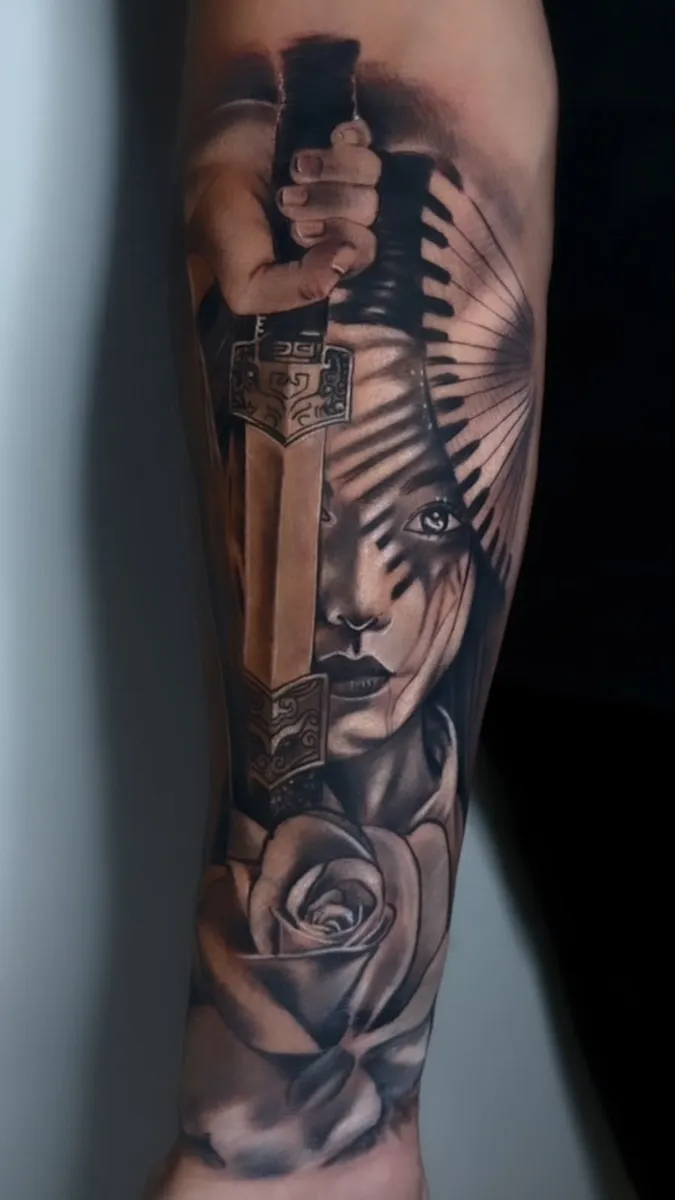 Samurai e retrato feminino em preto e cinza